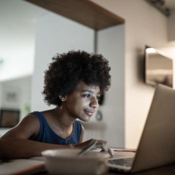 Uma criança navega pela internet de forma segura e com controle parental. 