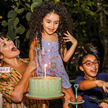 Samara Felippo com as suas duas filhas, elas estão em uma festa de aniversário e na goto podemos ver o bolo com as velas.