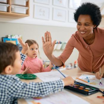 professora se divertindo em sala de aula com os alunos