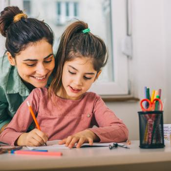 mãe ajudando filha a estudar