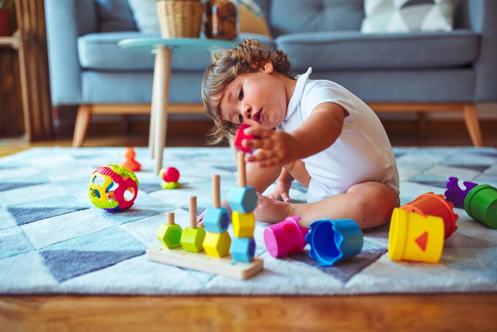 7 brinquedos para bebê de 1 a 2 anos que você precisa conhecer