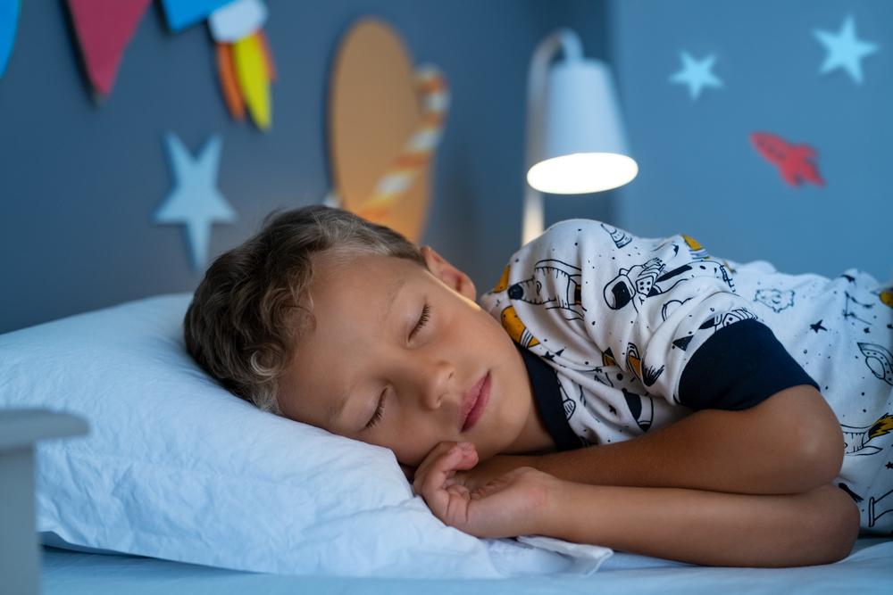 Pai, Ligação E Menina Com Telefone No Sofá Relaxante Em Casa Ou Em