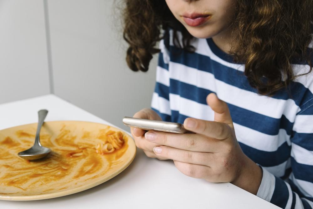 Uso de telas durante as refeições: como evitar essa distração? 