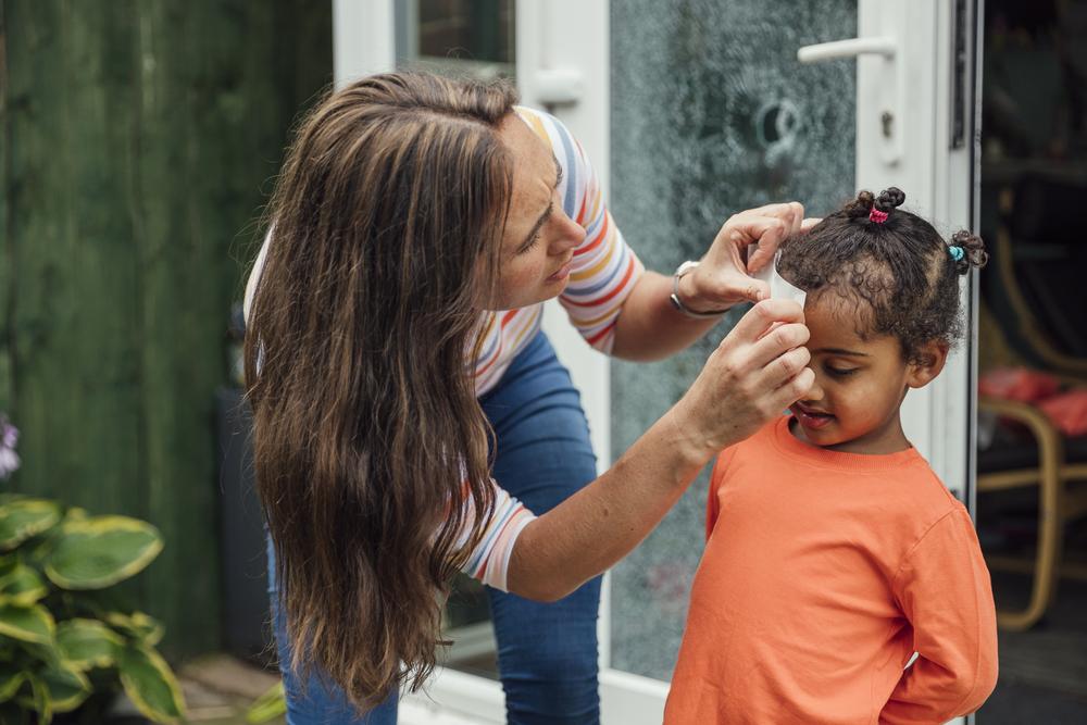 Meu filho caiu de cabeça no chão: quais sinais devo estar atento