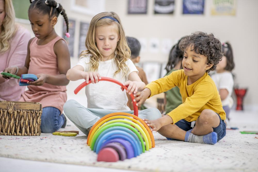 Dois meninos brincando com brinquedos na sala de jogos.