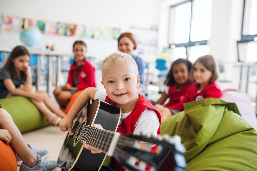 Como educar crianças para incluir colegas com deficiência