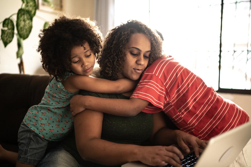 mãe e filhos se abraçam representando o acolhimento