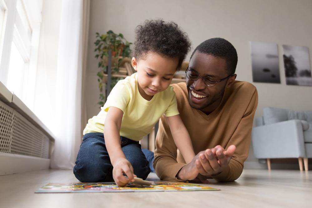 Pai e filho brincando de montar quebra cabeça