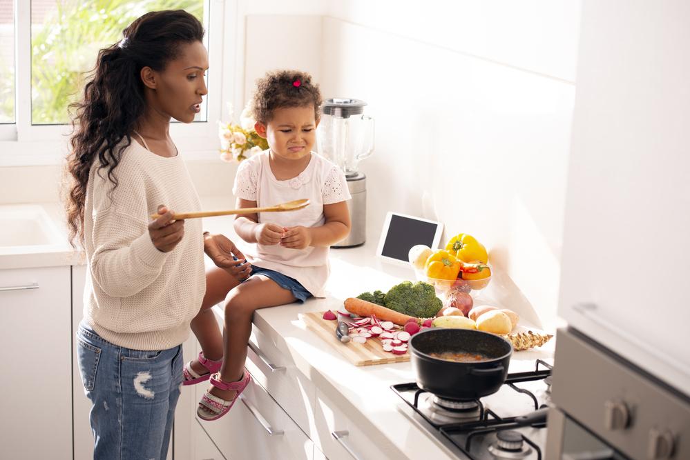 Mãe alimentando sua filha