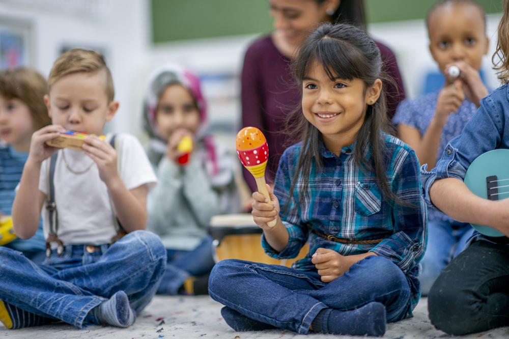 Crianças Que Jogam Instrumentos De Música Na Sala De Aula Da