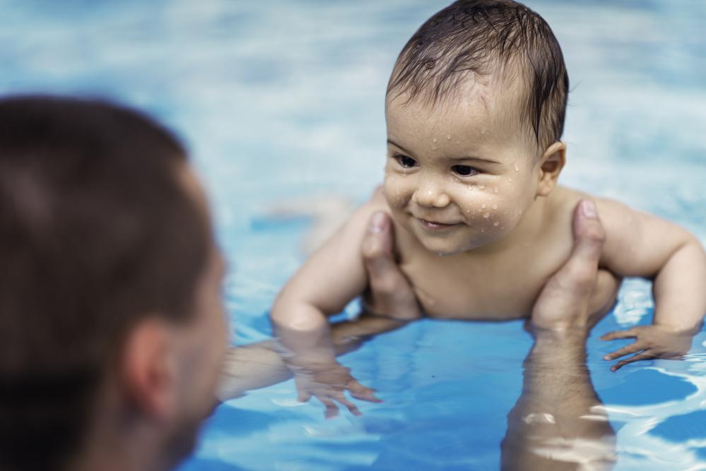 Meu filho está gripado. Ele pode entrar na piscina? 