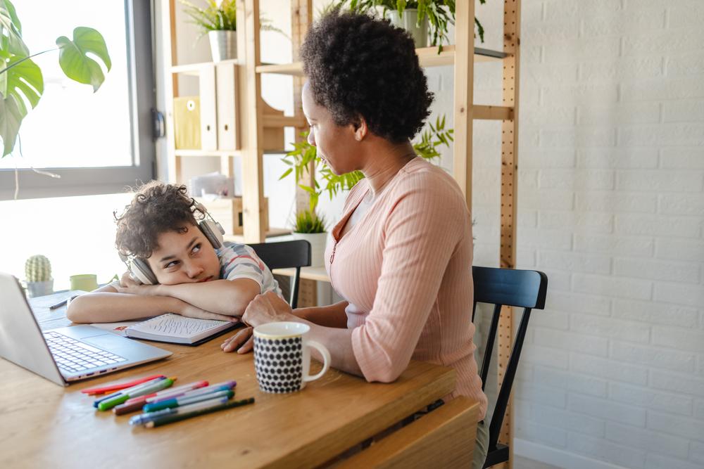 Mãe infantil e laptop na sala de estar da família para trabalho